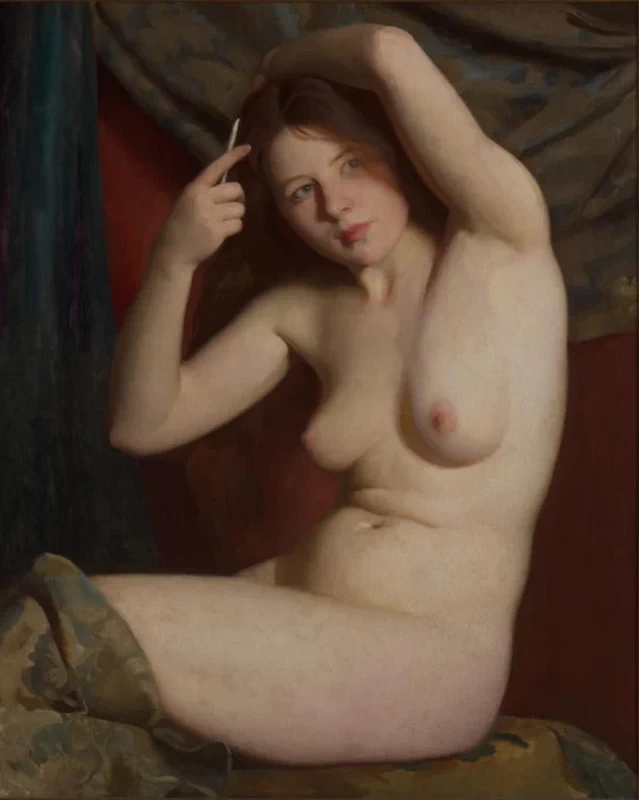 Ragazza nuda che si pettina i capelli